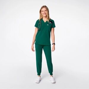Figs Women’s Casma Three-Pocket Jogger Pants and Top Scrub Set Hunter Green LE